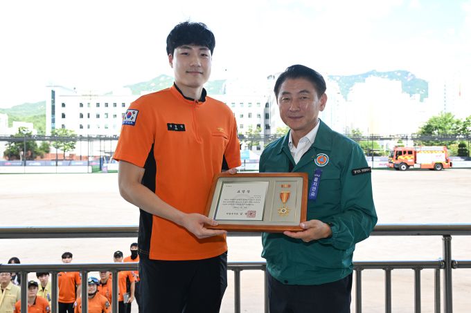 김동근 시장이 8월 19일 '2025년 을지연습 실제훈련'에서 훈련 참여 유공자에 대한 표창장을 수여한 뒤 함께 기념사진을 찍고 있다.[사진=의정부시] 2025.08.19 sinnews7@newspim.com