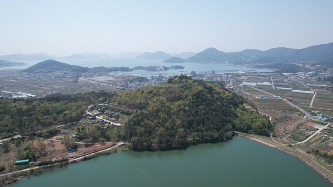 [서울=뉴스핌] 최문선 기자 = 거제 수정산성 원경. [사진=국가유산청] 2025.08.19 moonddo00@newspim.com