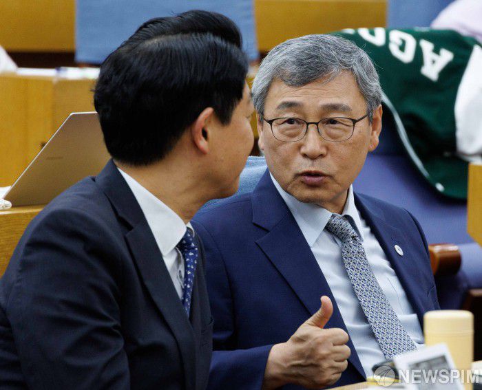 [서울=뉴스핌] 윤창빈 기자 = 정근식 서울시 교육감, 김영호 국회 교육위원장이 20일 오후 서울 여의도 국회 의원회관에서 열린 보이텔스바흐 합의 기반 경기-서울 학생 토론회에서 대화를 나누고 있다. 2025.08.20 pangbin@newspim.com