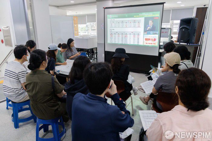 [서울=뉴스핌] 윤창빈 기자 = 8일 오후 서울 성북구 강북종로학원 성북에서 열린 2026 6월 모의평가 토대 수시,정시 지원전략 특집 설명회에서 자리를 잡지 못한 학부모들이 강당 밖에서 입시 설명을 듣고 있다. 2025.06.08 pangbin@newspim.com