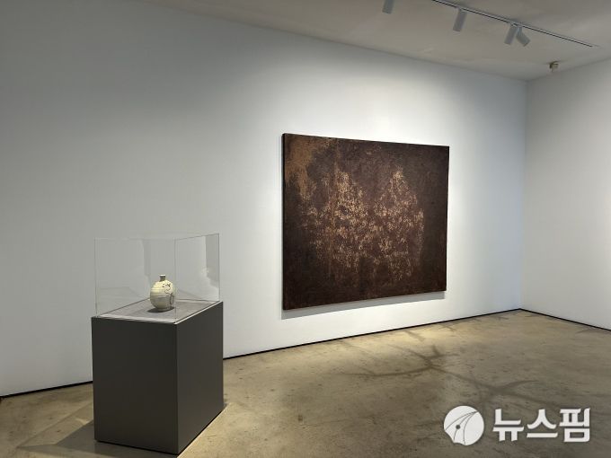 [서울=뉴스핌] 이지은 기자 = 학고재 대규모 단체전 '흙으로부터' 전시 전경. 2025.08.20 alice09@newspim.com