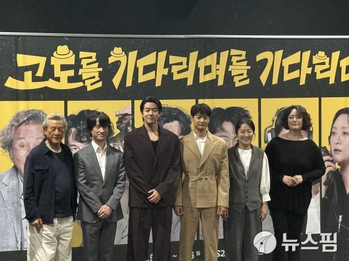 [서울=뉴스핌] 양진영 기자 = 연극 '고도를 기다리며를 기다리며'의 배우 박근형, 김병철, 이상윤, 최민호,, 김가영, 신혜옥. 2025.08.20 jyyang@newspim.com