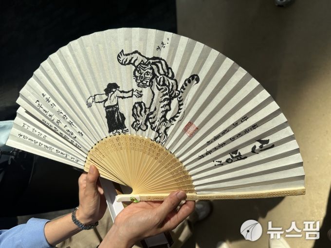 [서울=뉴스핌] 이지은 기자 = 유홍준 국립중앙박물관장이 '케이팝 데몬 헌터스' 메기 강 감독에게 주기 위해 부채에 직접 그린 그림. 2025.08.21 alice09@newspim.com