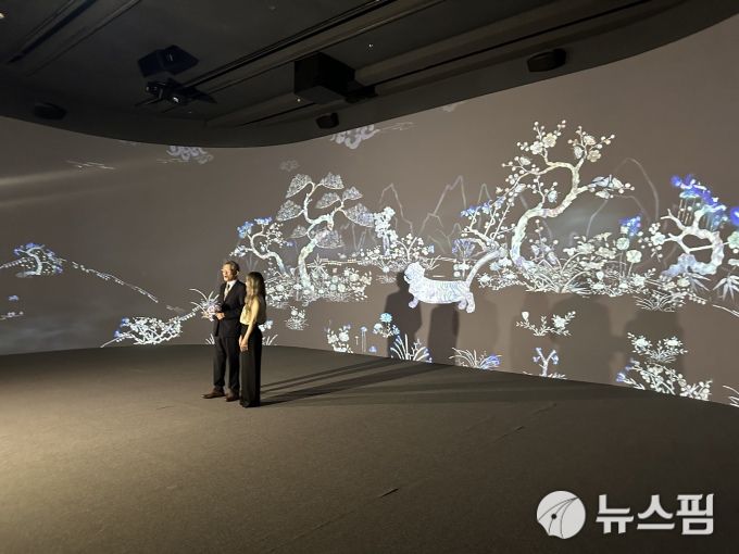 [서울=뉴스핌] 이지은 기자 = 국립중앙박물관의 디지털 실감 영상관에서 영상을 관람 중인 유홍준 국립중앙박물관장(왼쪽)과 메기 강 감독. 2025.08.21 alice09@newspim.com