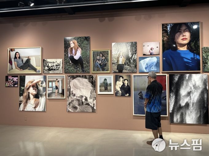 [서울=뉴스핌] 이지은 기자 = 아르코미술관의 하이라이트 전시 '안티-셀프: 나에 반하여' 김옥선 작가 작품 전시 전경. 2025.08.21 alice09@newspim.com