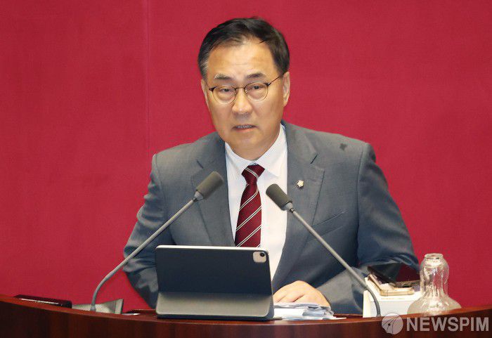 [서울=뉴스핌] 정일구 기자 = 최형두 국민의힘 의원이 21일 오전 서울 여의도 국회에서 열린 제428회 국회(임시회) 제1차 본회의에서 한국교육방송공사법(EBS법) 개정안이 상정되자 무제한 토론(필리버스터)을 하고 있다. 2025.08.21 mironj19@newspim.com