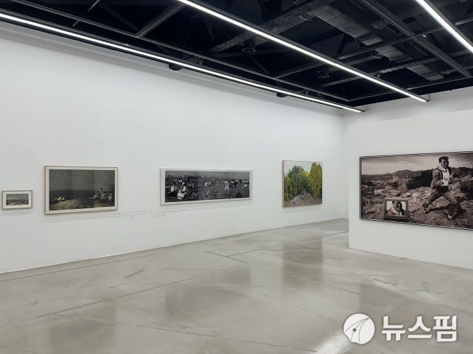 [서울=뉴스핌] 이지은 기자 = 아르코미술관의 하이라이트 전시 '안티-셀프: 나에 반하여' 강홍구 작가 작품 전시 전경. 2025.08.21 alice09@newspim.com