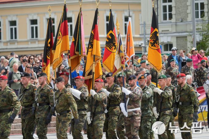 22일(현지시간) 리투아니아 수도 빌뉴스에서 열린 독일군 '리투아니아 기갑여단' 창설식. [사진=로이터 뉴스핌]