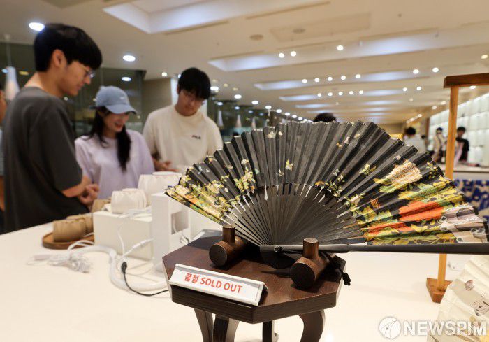 [서울=뉴스핌] 최지환 기자 = 11일 오전 서울 용산구 국립중앙박물관 공식 굿즈 매장 '뮷즈샵' 기념품 앞에 매진 문구가 붙어 있다. 2025.08.11 choipix16@newspim.com