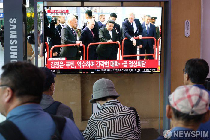 [서울=뉴스핌] 양윤모 기자 =  13일 오후 김정은 북한 국무위원장과 블라디미르 푸틴 러시아 대통령이 4년 5개월 만에 조우하는 방송을 서울역을 찾은 시민들이 지켜보고 있다. 2023.09.13  yym58@newspim.com