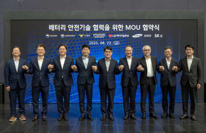 남양연구소에서 열린 '배터리 안전기술 협력을 위한 업무 협약 체결식'에서 참석자들이 기념사진을 촬영하는 모습. (왼쪽부터) 서울대학교 화학생물공학부 최장욱 교수, 국토교통부 모빌리티자동차국 김흥목 국장, 현대차·기아 전동화에너지솔루션담당 김창환 부사장, LG에너지솔루션 대표이사 김동명 사장, 현대차·기아 R&D본부 양희원 사장, SK온 대표이사 이석희 사장, 삼성SDI 대표이사 최주선 사장, 산업통상자원부 자동차과 박태현 과장, 현대차·기아 전략기획실 김동욱 부사장. [사진=현대차·기아]