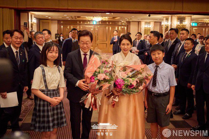 [서울=뉴스핌] 이재명 대통령과 김혜경 여사가 23일 일본 도쿄에서 열린 '함께 쓰는 새로운 역사, 진짜 대한민국' 재일동포 간담회에 참석하고 있다. [사진=대통령실] 2025.08.23 photo@newspim.com