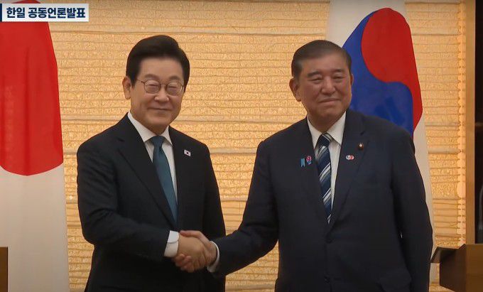 이재명(왼쪽) 대통령과 이시바 시게루 일본 총리가 23일 저녁 일본 도쿄 총리 관저에서 한일 정상회담 후 공동 언론발표에서 악수하고 있다. [사진=KTV]