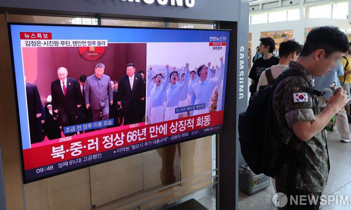 [서울=뉴스핌] 김학선 기자 = 3일 서울 중구 서울역에 설치된 TV에 중계되는 중국 전승절 열병식 행사에서 시진핑 중국 국가주석과 블라디미르 푸틴 러시아 대통령, 김정은 북한 국무위원장이 참석한 장면이 나오고 있다. 2025.09.03 yooksa@newspim.com