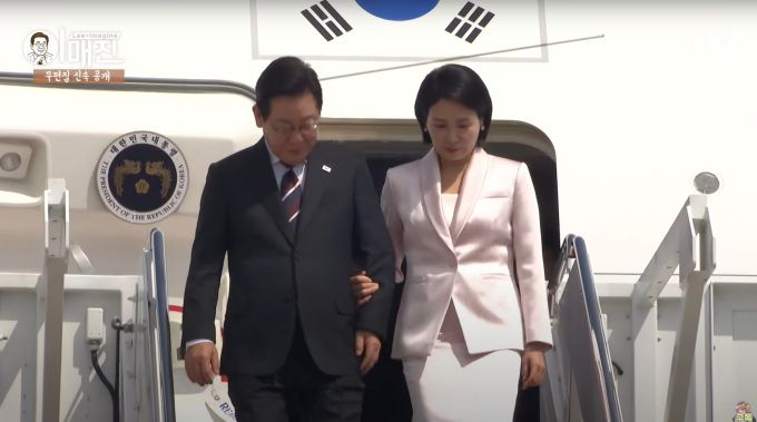 이재명 대통령이 지난 24일 오후(현지시간) 미국 워싱턴DC 앤드루스 공군기지에 도착해 김혜경 여사와 전용기를 내려오고 있다. 이 대통령은 25일 오전 도널드 트럼프 미국 대통령과 첫 한미 정상회담을 한다. [사진=KTV]