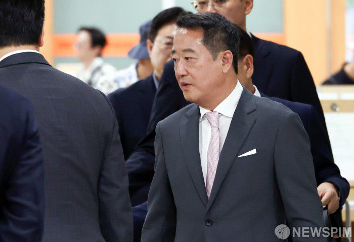 [서울=뉴스핌] 최지환 기자 = 골관절염 세포유전자치료제 인보사 성분 조작 의혹을 받는 이웅열 코오롱그룹 명예회장이 25일 오후 서울 서초구 서울고등법원에서 열린 항소심 2차 공판에 출석하고 있다. 2025.08.25 choipix16@newspim.com