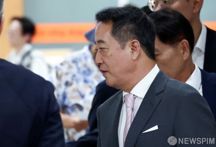 [서울=뉴스핌] 최지환 기자 = 골관절염 세포유전자치료제 인보사 성분 조작 의혹을 받는 이웅열 코오롱그룹 명예회장이 25일 오후 서울 서초구 서울고등법원에서 열린 항소심 2차 공판에 출석하고 있다. 2025.08.25 choipix16@newspim.com