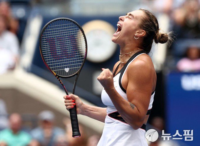 [뉴욕 로이터=뉴스핌] 박상욱 기자= 사발렌카가 24일(현지시간) US오픈 여자 단식 1회전 도중 포인트를 올리고 포효하고 있다. 2025.08.24 psoq1337@newspim.com