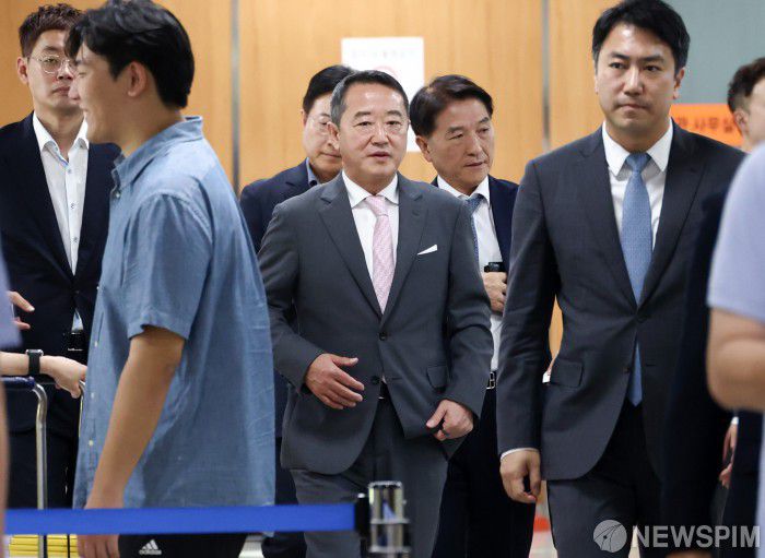 [서울=뉴스핌] 최지환 기자 = 골관절염 세포유전자치료제 인보사 성분 조작 의혹을 받는 이웅열 코오롱그룹 명예회장이 25일 오후 서울 서초구 서울고등법원에서 열린 항소심 2차 공판에 출석하고 있다. 2025.08.25 choipix16@newspim.com