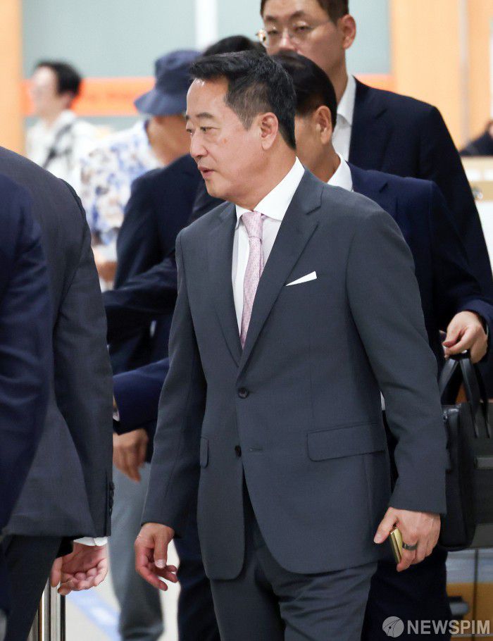 [서울=뉴스핌] 최지환 기자 = 골관절염 세포유전자치료제 인보사 성분 조작 의혹을 받는 이웅열 코오롱그룹 명예회장이 25일 오후 서울 서초구 서울고등법원에서 열린 항소심 2차 공판에 출석하고 있다. 2025.08.25 choipix16@newspim.com
