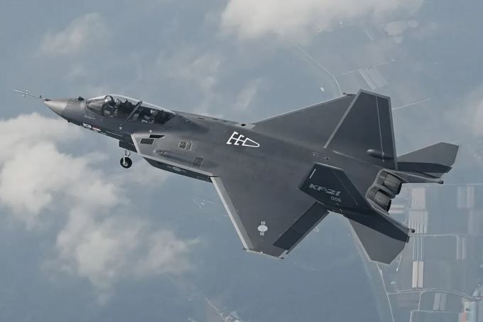 한국항공우주산업(KAI)은 이번 '스탠드 오프 재머' 사업을 수주해 자본과 기술력을 축적하고, 이를 바탕으로 '에스코트 재머' KF-21EX 개발로 나아가겠다는 복안을 갖고 있다. 사진은 KF-21 보라매 6호기의 시험비행 모습. [사진=방위사업청] 2025.08.26 gomsi@newspim.com