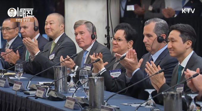 이재명 대통령이 25일(현지시간) 오후 도널드 트럼프 미국 대통령과의 정상회담 직후 워싱턴DC 윌라드 호텔에서 열린 '한미 비즈니스 라운드 테이블' 행사에 참석해 인사말을 하자 한미 기업인들이 박수로 환영하고 있다. [사진=KTV]