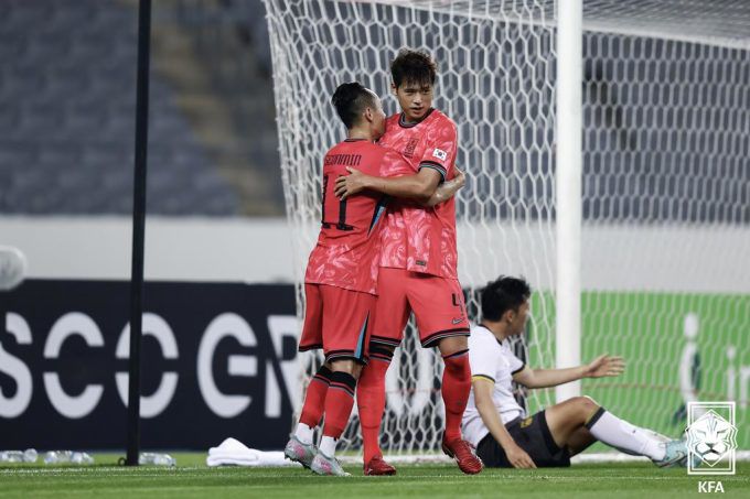 [서울=뉴스핌] 손지호 기자 = 중국전에서 A매치 데뷔골을 넣은 김주성(오른쪽)이 문선민과 포옹하며 기뻐하고 있다. [사진=대한축구협회] 2025.07.15 thswlgh50@newspim.com
