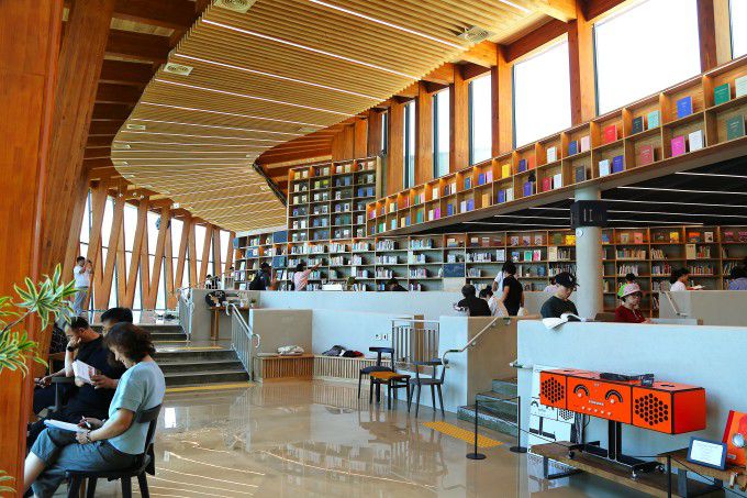 [서울=뉴스핌] 최문선 기자 = 국내 최장 곡선형 도서관인 아중호수도서관. [사진=한국관광공사] 2025.08.26 moonddo00@newspim.com