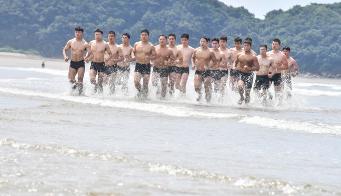 귀성부대 특전대원들이 서해 해변에서 체력단련을 하고 있다. [사진=육군]