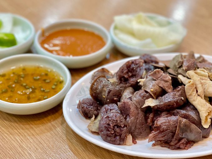 [서울=뉴스핌] 최문선 기자 = 통영중앙전통시장에서 영업 중인 정화순대. [사진=한국관광공사] 2025.08.26 moonddo00@newspim.com