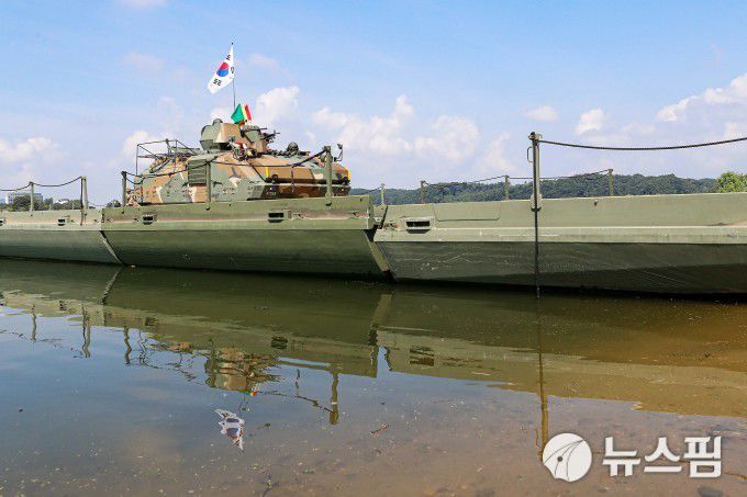 [여주=뉴스핌] 류기찬 기자 = 한미연합정례훈련인 '을지 자유의 방패'(UFSㆍ을지프리덤실드) 연습기간인 27일 오전 경기도 여주시 남한강 일대에서 제 7군단 공병여단, 미군 제2보병사단, 한미연합사단 제11공병대대 장병들이 한미연합 도하훈련을 하고 있다. 2025.08.27 ryuchan0925@newspim.com