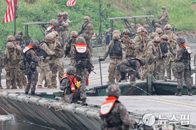 [여주=뉴스핌] 류기찬 기자 = 한미연합정례훈련인 '을지 자유의 방패'(UFSㆍ을지프리덤실드) 연습기간인 27일 오전 경기도 여주시 남한강 일대에서 제 7군단 공병여단, 미군 제2보병사단, 한미연합사단 제11공병대대 장병들이 한미연합 도하훈련을 하고 있다. 2025.08.27 ryuchan0925@newspim.com