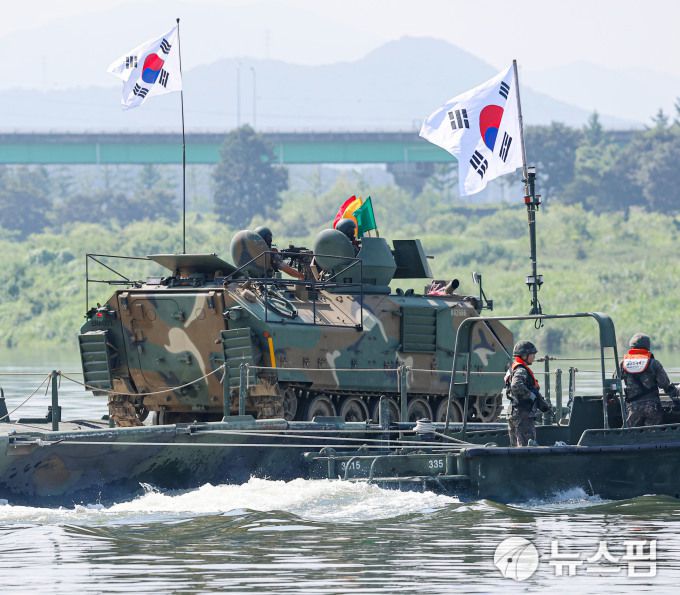 [여주=뉴스핌] 류기찬 기자 = 한미연합정례훈련인 '을지 자유의 방패'(UFSㆍ을지프리덤실드) 연습기간인 27일 오전 경기도 여주시 남한강 일대에서 제 7군단 공병여단, 미군 제2보병사단, 한미연합사단 제11공병대대 장병들이 한미연합 도하훈련을 하고 있다. 2025.08.27 ryuchan0925@newspim.com