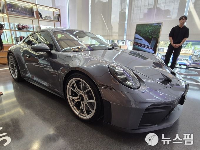 [서울=뉴스핌] 김승현 기자 = 포르쉐코리아가 공개한 '911 GT3 투어링 패키지' 2025.08.27 kimsh@newspim.com