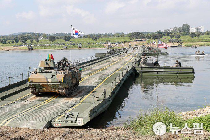 [여주=뉴스핌] 류기찬 기자 = 한미연합정례훈련인 '을지 자유의 방패'(UFSㆍ을지프리덤실드) 연습기간인 27일 오전 경기도 여주시 남한강 일대에서 제 7군단 공병여단, 미군 제2보병사단, 한미연합사단 제11공병대대 장병들이 한미연합 도하훈련을 하고 있다. 2025.08.27 ryuchan0925@newspim.com