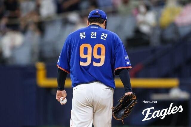 [서울=뉴스핌] 한화의 선발 류현진이 지난 26일 고척 키움전에 등판해 공을 던지기 전 마운드를 가다듬고 있다. [사진 = 한화] 2025.08.26 wcn05002@newspim.com