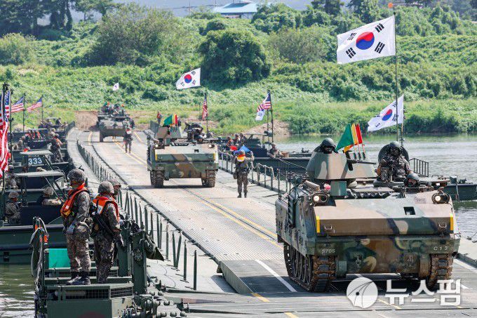 [여주=뉴스핌] 류기찬 기자 = 한미연합정례훈련인 '을지 자유의 방패'(UFSㆍ을지프리덤실드) 연습기간인 27일 오전 경기도 여주시 남한강 일대에서 제 7군단 공병여단, 미군 제2보병사단, 한미연합사단 제11공병대대 장병들이 한미연합 도하훈련을 하고 있다. 2025.08.27 ryuchan0925@newspim.com