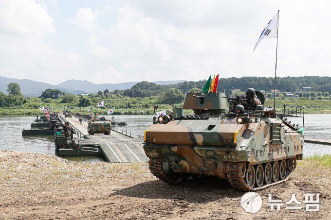 [여주=뉴스핌] 류기찬 기자 = 한미연합정례훈련인 '을지 자유의 방패'(UFSㆍ을지프리덤실드) 연습기간인 27일 오전 경기도 여주시 남한강 일대에서 제 7군단 공병여단, 미군 제2보병사단, 한미연합사단 제11공병대대 장병들이 한미연합 도하훈련을 하고 있다. 2025.08.27 ryuchan0925@newspim.com