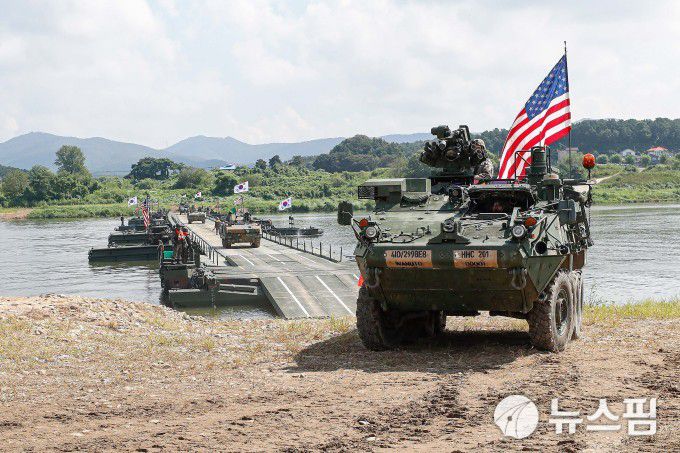 [여주=뉴스핌] 류기찬 기자 = 한미연합정례훈련인 '을지 자유의 방패'(UFSㆍ을지프리덤실드) 연습기간인 27일 오전 경기도 여주시 남한강 일대에서 제 7군단 공병여단, 미군 제2보병사단, 한미연합사단 제11공병대대 장병들이 한미연합 도하훈련을 하고 있다. 2025.08.27 ryuchan0925@newspim.com