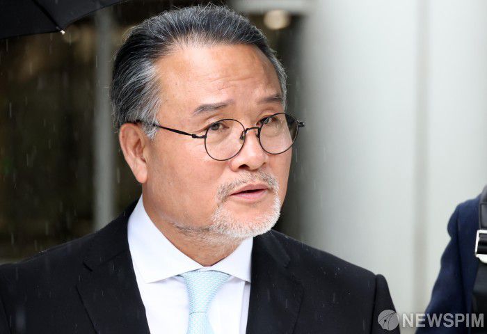 지난달 이 회장이 서울 서초구 서울중앙지방법원에서 열린 영장실질심사(구속 전 피의자 심문)을 마치고 법정을 나서는 모습. [사진=뉴스핌DB]