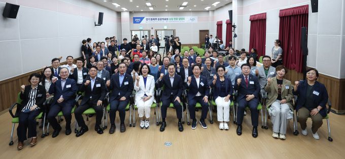 27일 남양주 호평평내행정복지센터에서 열린 동북부 공공의료원(남양주) 설립 현장 설명회에서 김동연 경기도지사가 참석자들과 기념촬영을 하고있다. [사진=경기도]