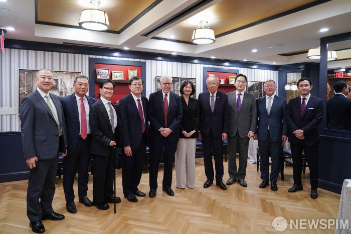 류진 한경협 회장, 루벤스타인 칼라일 그룹 회장을 비롯한 경제사절단이 25일(현지시간) 미국 워싱턴 D.C. 윌러드 호텔에서 열리는 '한미 비즈니스 라운드테이블: 제조업 르네상스 파트너십'에 앞서 기념촬영을 하고 있다. 사진 왼쪽부터 구자은 LS 회장, 김상현 롯데 부회장, 이재현 CJ회장, 허태수 GS 회장, 루벤스타인 칼라일그룹 회장, 최수연 네이버 대표, 류진 한경협 회장, 이재용 삼성전자 회장, 정의선 현대차 회장, 최윤범 고려아연 회장. [사진=한국경제인협회]