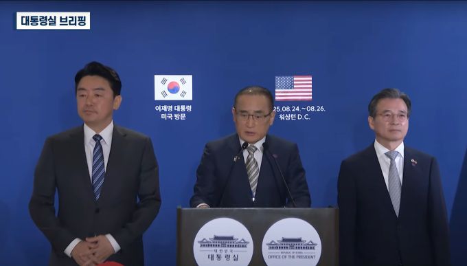 강훈식(왼쪽) 대통령실 비서실장과 김용범(오른쪽) 정책실장, 위성락(가운데) 국가안보실장이 25일(현지시간) 밤 미국 워싱턴DC 현지 프레스센터에서 이재명 대통령과 도널드 트럼프 대통령의 첫 한미 정상회담 결과를 3실장이 브리핑하고 있다. [사진=KTV]