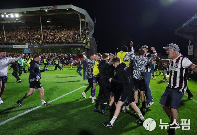 [클리소프스 로이터=뉴스핌] 박상욱 기자= 그림즈비 타운 선수와 홈팬들이 28일(한국시간) 잉글랜드 리그컵 2라운드에서 맨유을 꺾고 승리를 확정짓자 환호하고 있다. 2025.08.28 psoq1337@newspim.com