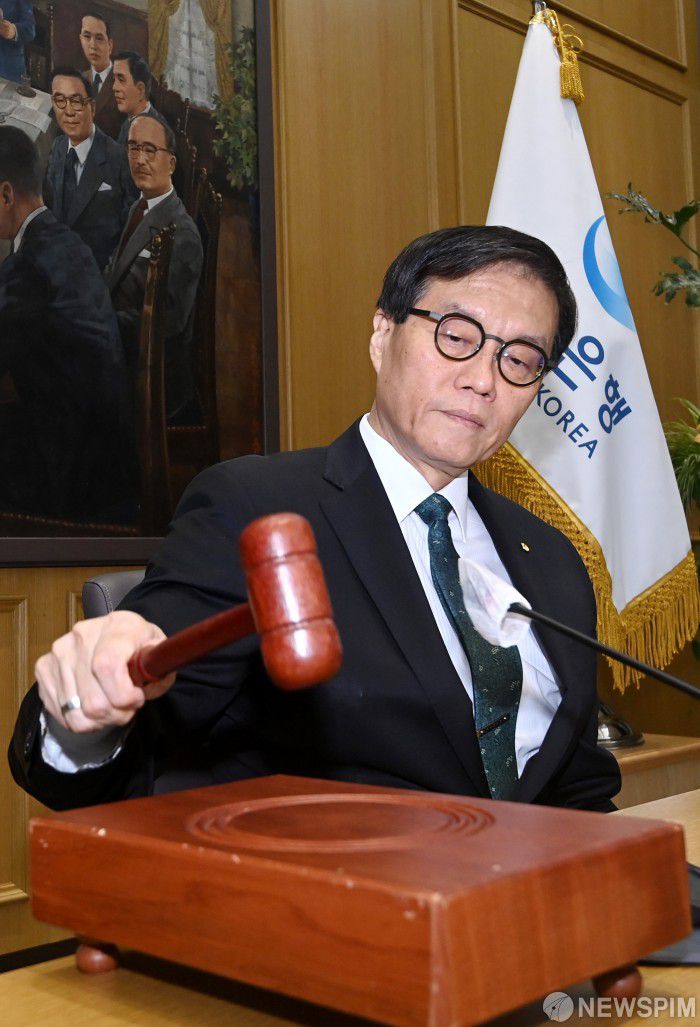 [서울=뉴스핌] 사진공동취재단 = 이창용 한국은행 총재가 28일 서울 중구 한국은행에서 열린 금융통화위원회에서 의사봉을 두드리고 있다. 한은 금통위는 회의에서 기준금리를 연 2.50%로 동결했다. 2025.08.28 photo@newspim.com