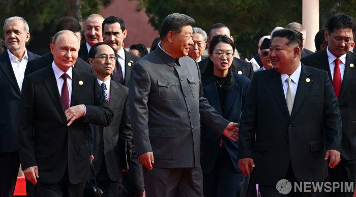 시진핑 중국 국가주석(가운데)과 김정은 북한 국무위원장(오른쪽), 블라디미르 푸틴 러시아 대통령이 3일 중국 베이징 천안문 광장에서 열린 전승절 80주년 열병식에 참석하고 있다. [사진=로이터 뉴스핌]