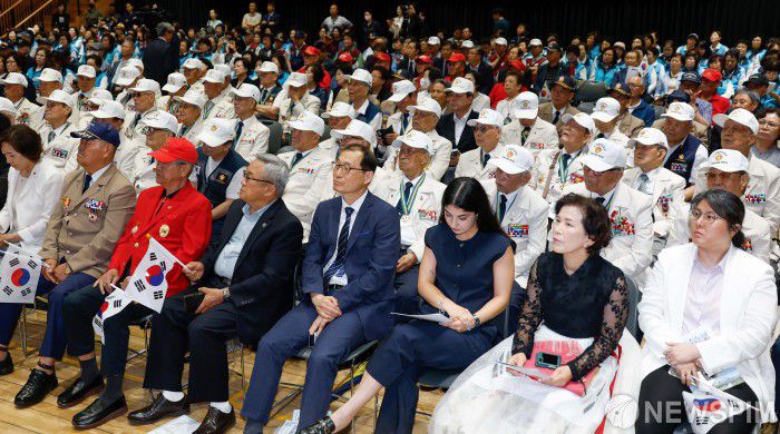 [서울=뉴스핌] 류기찬 인턴기자 = 서울시가 20일 오후 서울 중구 서울시청에서 호국보훈의 달을 맞아 '제75주년 6.25전쟁 기념행사'를 개최하고 있다. 이 자리에는 6.25전쟁 참전유공자와 재향군인, 오세훈 서울시장, 전종호 서울시보훈청장, 김호복 수도방위사령관 등이 참석했다. 2025.06.20 ryuchan0925@newspim.com
