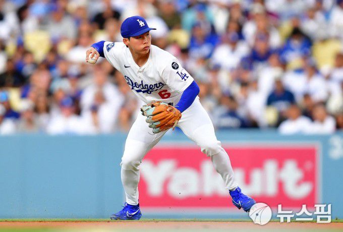 [로스앤젤레스 로이터 =뉴스핌] 박상욱 기자 = 김혜성이 19일 MLB 밀워키와 홈경기 2회초 옐리치의 땅볼을 잡아 1로에 송구하고 있다. 2025.7.19 psoq1337@newspim.com