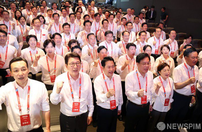 [인천=뉴스핌] 정일구 기자 = 장동혁 국민의힘 대표, 송언석 원내대표를 비롯한 소속 의원들이 28일 오후 인천 중구 인천국제공항공사 인재개발원에서 열린 2025 국민의힘 국회의원 연찬회에서 구호를 외치고 있다. 2025.08.28 mironj19@newspim.com