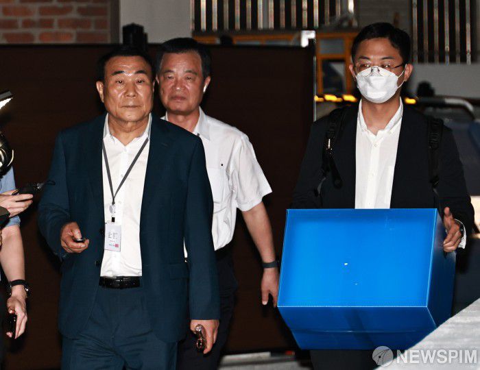 사진은 지난 7월 서울 종로구 삼부토건 사무실에서 압수수색을 마친 뒤 물품이 담긴 상자를 들고 철수하고 있는 김건희 특검팀 관계자들의 모습. [사진=최지환 기자]